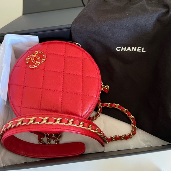 💞Authentic💞Chanel red round clutch crossbody- lambskin leather - Picture 2 of 11